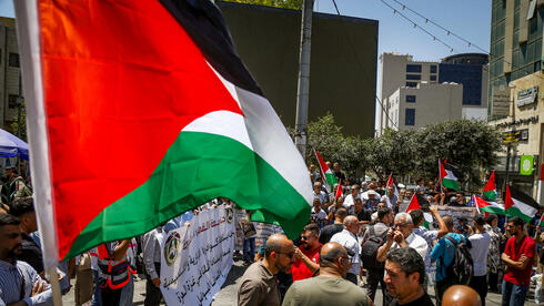 الفلسطينيون يحيون "اليوم الوطني والعالمي لنصرة غزة والأسرى" في مدن الضفة