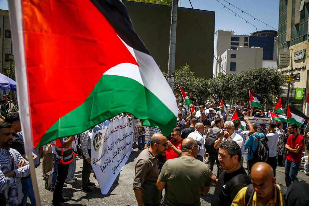 الفلسطينيون يحيون "اليوم الوطني والعالمي لنصرة غزة والأسرى" في مدن الضفة