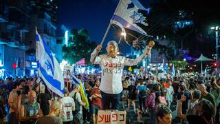 احتجاجات واسعة في القدس وتل أبيب ب