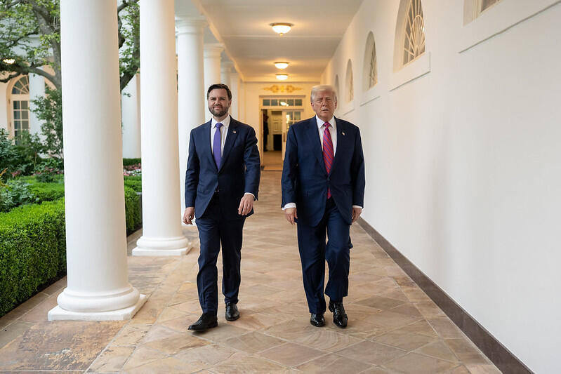 الرئيس دونالد ترامب مع نائب الرئيس جي دي فانس (تصوير: البيت الأبيض)  الرئيس دونالد ترامب مع نائب الرئيس جي دي فانس