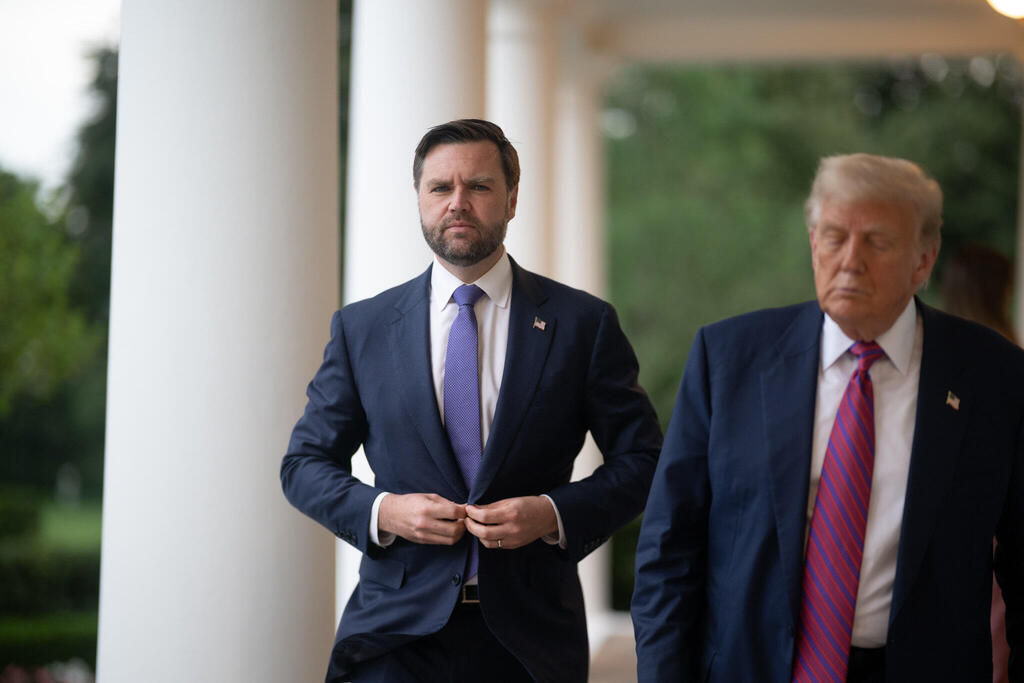 الرئيس دونالد ترامب مع نائب الرئيس جي دي فانس (تصوير: البيت الأبيض)  الرئيس دونالد ترامب مع نائب الرئيس جي دي فانس