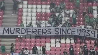 مشجعو مكابي حيفا يرفعون لافتة ضد البولنديين كتب عليها "قتلة منذ 1939"