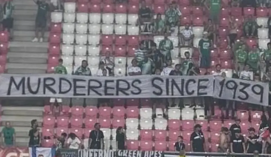 مشجعو مكابي حيفا يرفعون لافتة ضد البولنديين كتب عليها "قتلة منذ 1939"