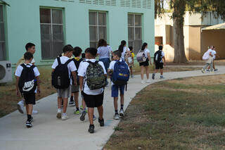 طلاب يتوجهون لمقاعد الدراسة