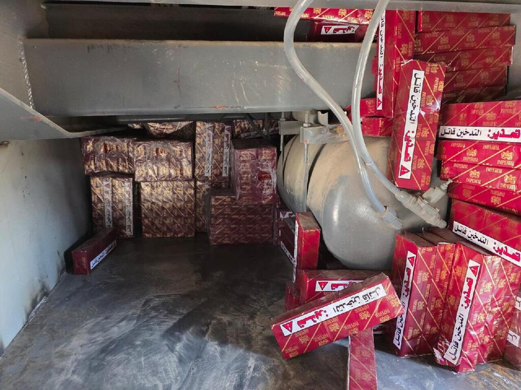 الشرطة: اعتقال سائقي حافلتين من دبورية والزرازير حاولوا تهريب تبغ لغزة