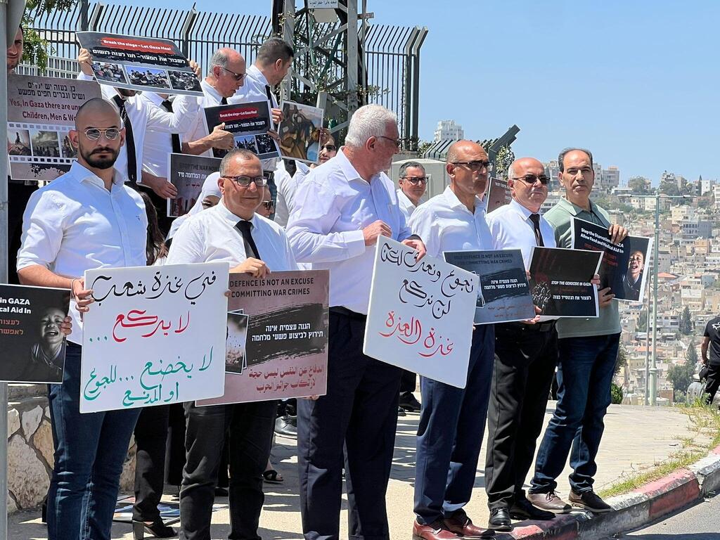 محامون وحقوقيون ينظمون وقفة احتجاجية في الناصرة رفضًا للحرب