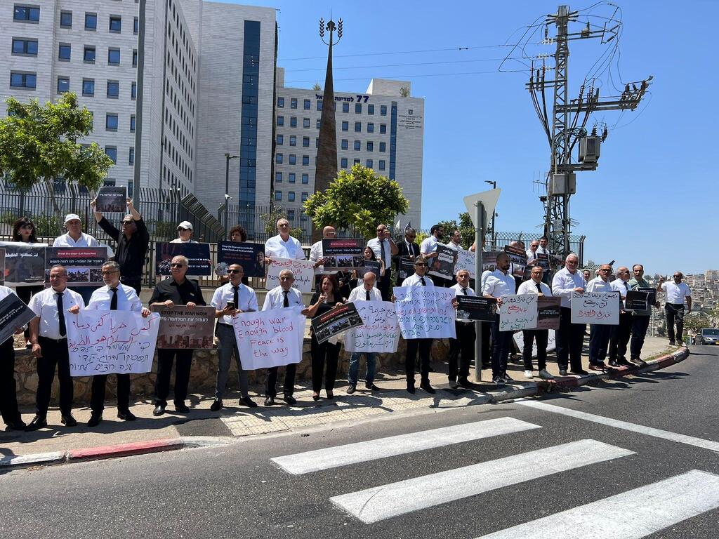 محامون وحقوقيون ينظمون وقفة احتجاجية في الناصرة رفضًا للحرب
