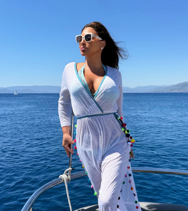 الفنانة إليسا