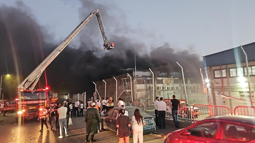 طبريا: حريق يهدد مصانع وقاعة افراح