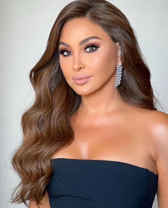الفنانة إليسا