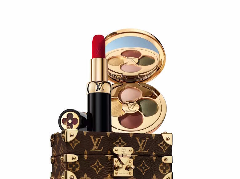Louis Vuitton تواجه انتقادات بعد دخولها عالم المكياج بأسعار "فلكية" (بموجب بند 27 أ لقانون الحقوق الأدبية عام 2007) Louis Vuitton تواجه انتقادات بعد دخولها عالم المكياج بأسعار "فلكية"