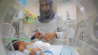أطفال حديثو الولادة يعانون من سوء تغذية في غزة