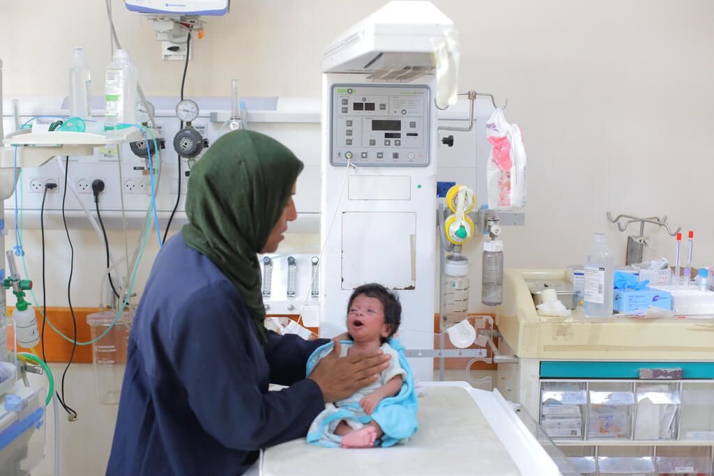 أطفال حديثو الولادة يعانون من سوء تغذية في غزة