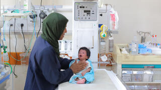 أطفال حديثو الولادة يعانون من سوء تغذية في غزة