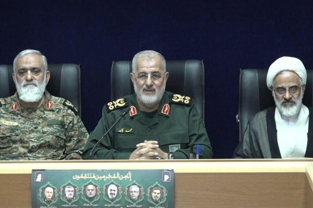 في الوسط قائد الحرس الثوري الإيراني