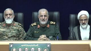 في الوسط قائد الحرس الثوري الإيراني