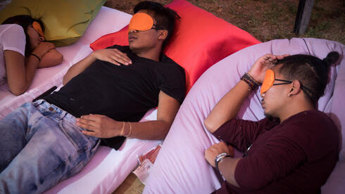 نوم بالخارج / تخييم - صورة توضيحية