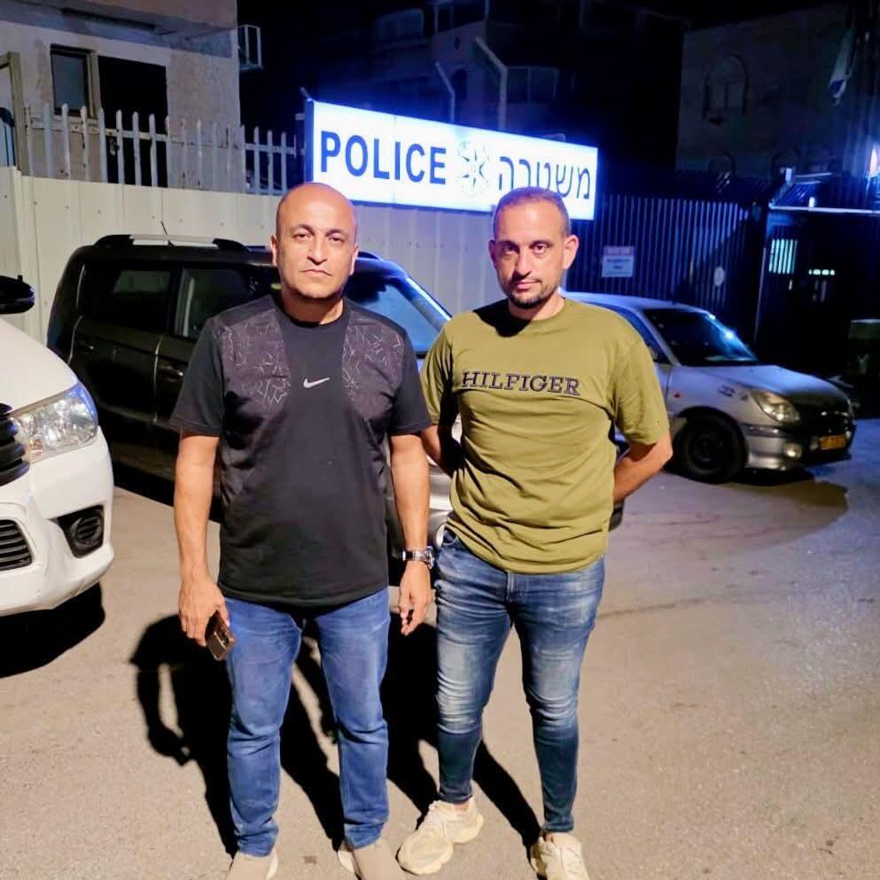 ضياء حاج يحيى وحسن شعلان أمام مركز الشرطة