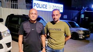 ضياء حاج يحيى وحسن شعلان أمام مركز الشرطة