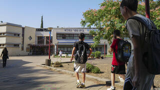 طلاب يعودون لمقاعد الدراسة