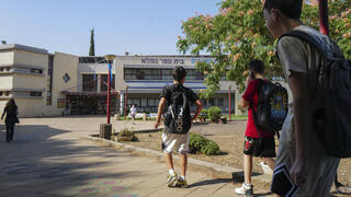 طلاب يعودون لمقاعد الدراسة