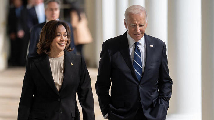 الرئيس السابق جو بايدن ونائبته كمالا هاريس 2023