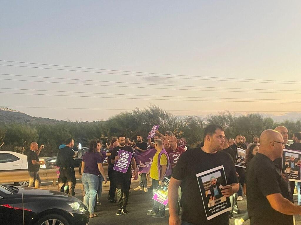 العشرات في الوقفة الاحتجاجية في نحف (تصوير راديو الناس) العشرات في الوقفة الاحتجاجية في نحف