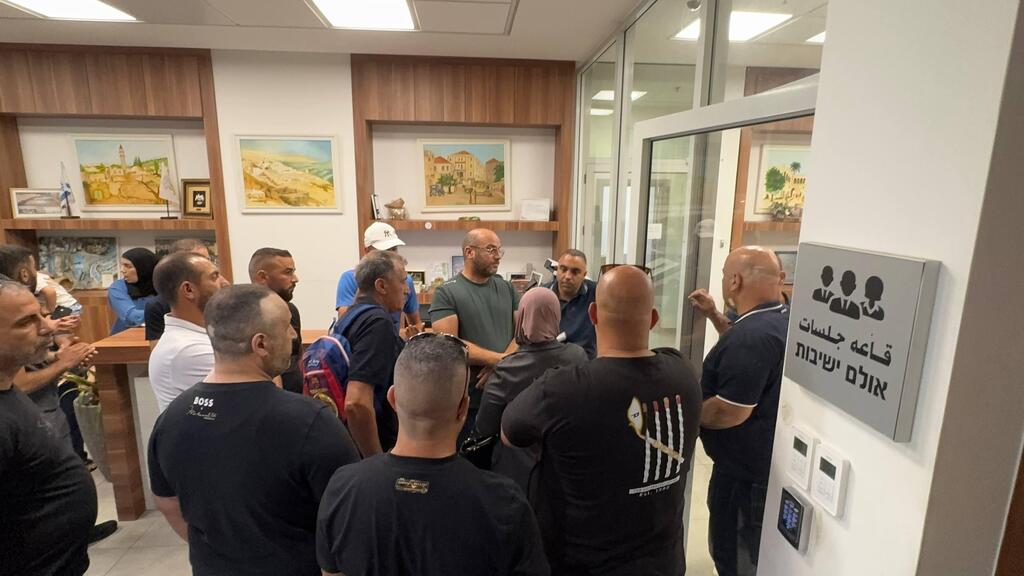 أولياء أمور في الرينة: البلدية ترفض استقبال أطفالنا بصفوف البساتين بمدرسة القسطل (جواد عمري، راديو الناس) أولياء أمور في الرينة: البلدية ترفض استقبال أطفالنا بصفوف البساتين بمدرسة القسطل