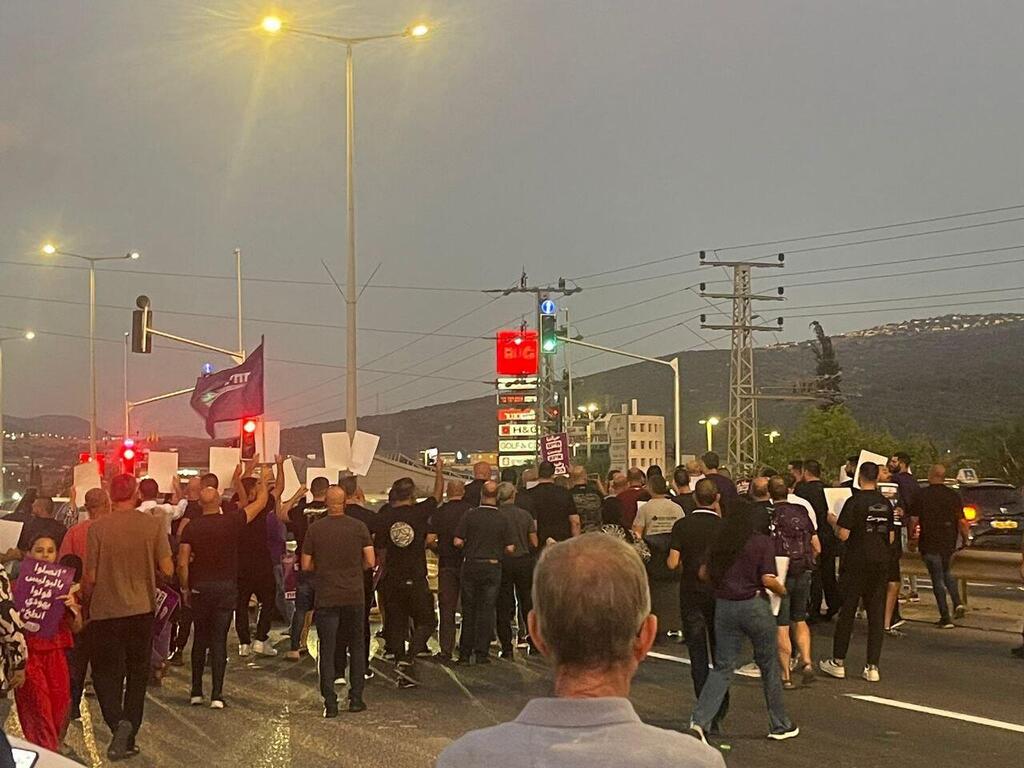 متظاهرون من نحف يغلقون شارع 85 احتجاجا على مقتل الشاب يزن قادري (تصوير راديو الناس) متظاهرون من نحف يغلقون شارع 85 احتجاجا على مقتل الشاب يزن قادري