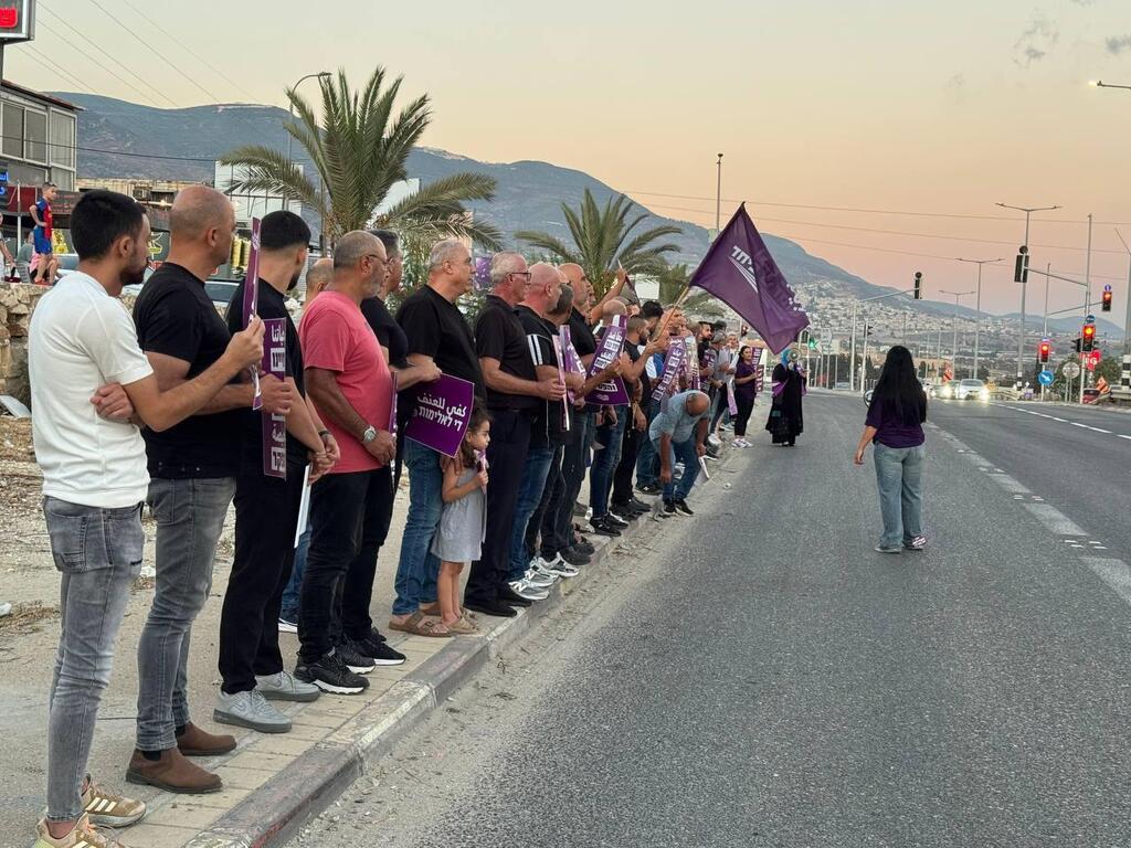 العشرات في الوقفة الاحتجاجية في نحف (تصوير "نقف معا") العشرات في الوقفة الاحتجاجية في نحف