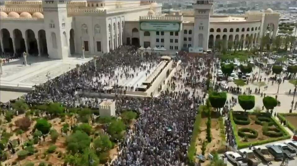 "استهداف ناقلة إسرائيلية": انطلاق مراسم تشييع القادة العسكريين والسياسيين في اليمن (لقطة من شاشة) "استهداف ناقلة إسرائيلية": انطلاق مراسم تشييع القادة العسكريين والسياسيين في اليمن