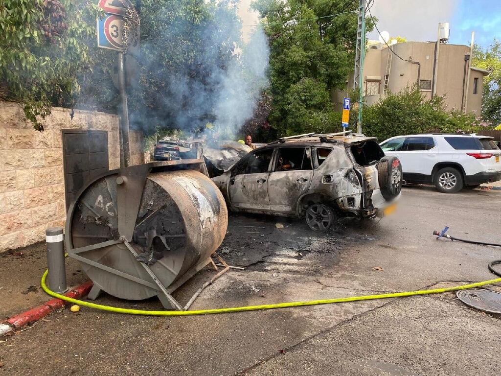 اعتقال مشتبهين من حركة الاحتجاج ضد نتنياهو بعد حريق أدى لاشتعال سيارة 