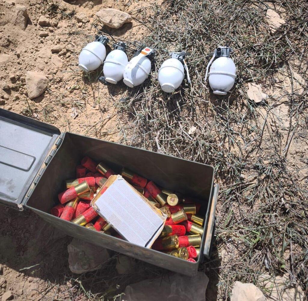 سُرقت من الجيش: مداهمة مخابئ أسلحة تحت الأرض في النقب وتنفيذ اعتقالات
