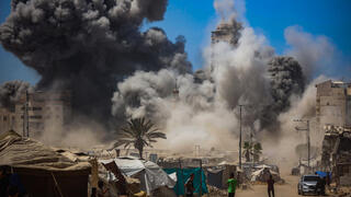 قصف برج سكني في مدينة غزة بعد استهدافه بغارة جوية إسرائيلية