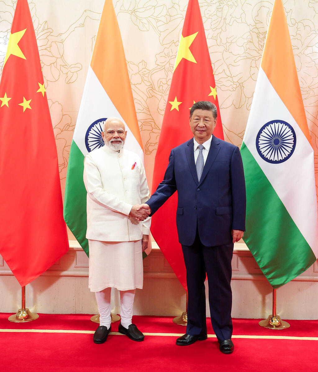 رئيس الوزراء ناريندرا مودي في لقاء مع  شي جينبينغ رئيس جمهورية الصين  (تصوير: رئاسة الوزراء الهندية)  رئيس الوزراء ناريندرا مودي في لقاء مع  شي جينبينغ رئيس جمهورية الصين