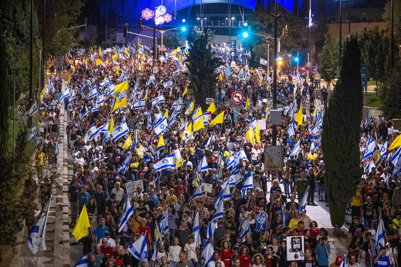 عشرات الآلاف يتظاهرون في القدس وتل أبيب وحيفا
