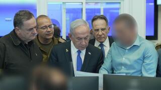 نتنياهو خلال الإشراف على عملية اغتيال قادة حماس في الدوحة