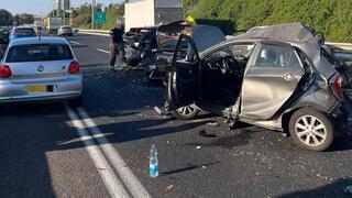 4 إصابات متفاوتة في حادث تصادم بين عددة مركبات على شارع 42 قرب بيت حنان في المركز