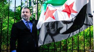 الشيباني يرفع علم سوريا فوق سفارة دمشق في واشنطن