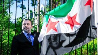 الشيباني يرفع علم سوريا فوق سفارة دمشق في واشنطن