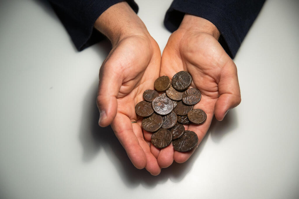 العثور على عملة نادرة - صورة توضيحية، سلطة الأثار (فلاش 90) العثور على عملة نادرة - صورة توضيحية، سلطة الأثار