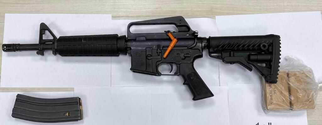 الشرطة: اعتقال سائق من مقيبلة بعد ضبط بندقية M16 داخل مركبته