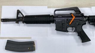 الشرطة: اعتقال سائق من مقيبلة بعد ضبط بندقية M16 داخل مركبته