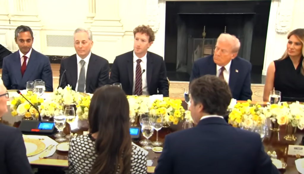 زوكربيرغ  والرئيس ترامب