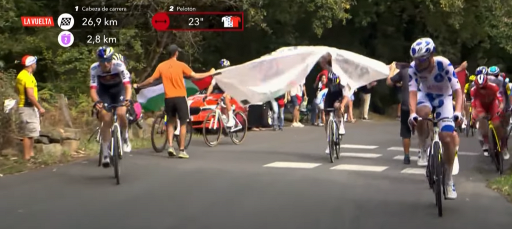 إقصاء فريق الدراجات الإسرائيلي من سباق إيطالي مرموق بعد احتجاجات مؤيدة لفلسطين (صورة شاشة) إقصاء فريق الدراجات الإسرائيلي من سباق إيطالي مرموق بعد احتجاجات مؤيدة لفلسطين