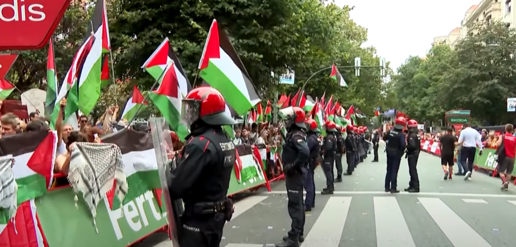 إقصاء فريق الدراجات الإسرائيلي من سباق إيطالي مرموق بعد احتجاجات مؤيدة لفلسطين (صورة شاشة) إقصاء فريق الدراجات الإسرائيلي من سباق إيطالي مرموق بعد احتجاجات مؤيدة لفلسطين