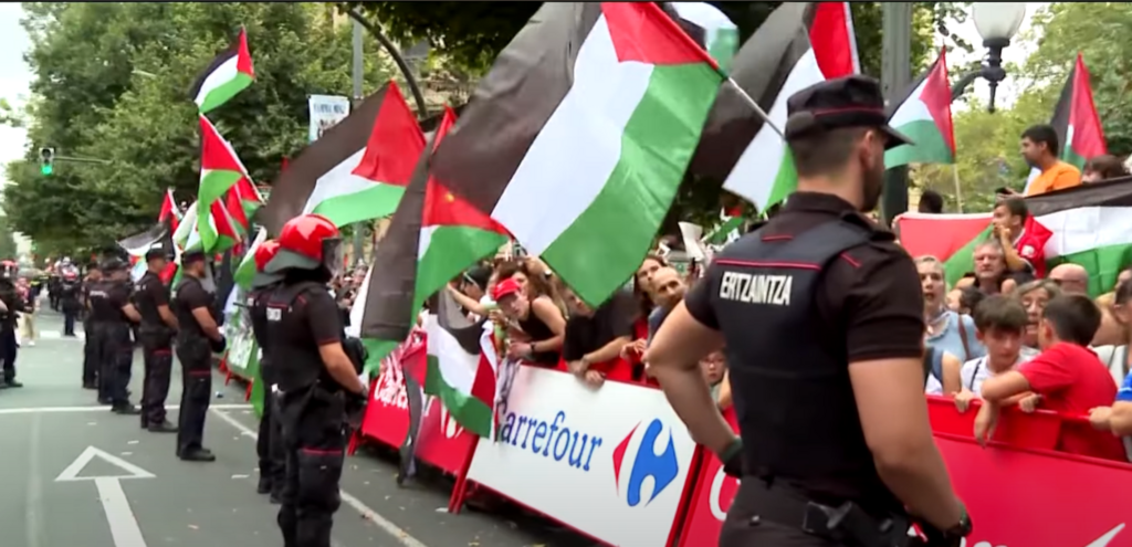 إقصاء فريق الدراجات الإسرائيلي من سباق إيطالي مرموق بعد احتجاجات مؤيدة لفلسطين (صورة شاشة) إقصاء فريق الدراجات الإسرائيلي من سباق إيطالي مرموق بعد احتجاجات مؤيدة لفلسطين