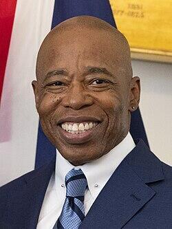 عمدة نيويورك الحالي إريك آدامز (ويكبيديا) عمدة نيويورك الحالي إريك آدامز