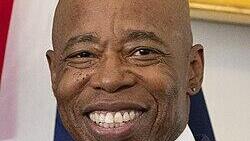 عمدة نيويورك الحالي إريك آدامز