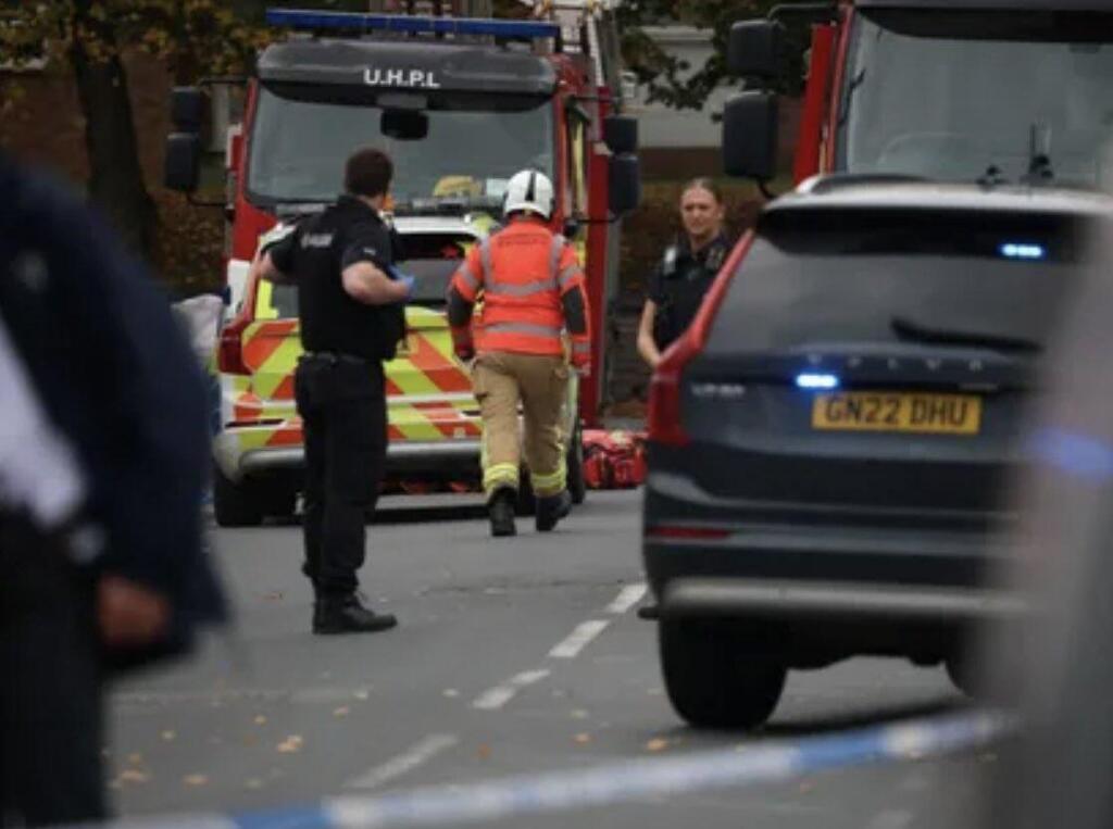 طعن 4 أشخاص خارج كنيس في مانشستر والإعلان عن "تحييد" المهاجم (وفق البند 27 أ لقانون حقوق النشر 2007) طعن 4 أشخاص خارج كنيس في مانشستر والإعلان عن "تحييد" المهاجم